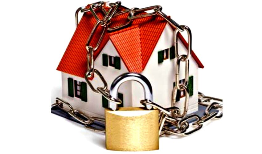 Zwaar beslag aan de achterzijde van een Bestse woning Zwaar beslag aan de achterzijde van een Bestse woning
